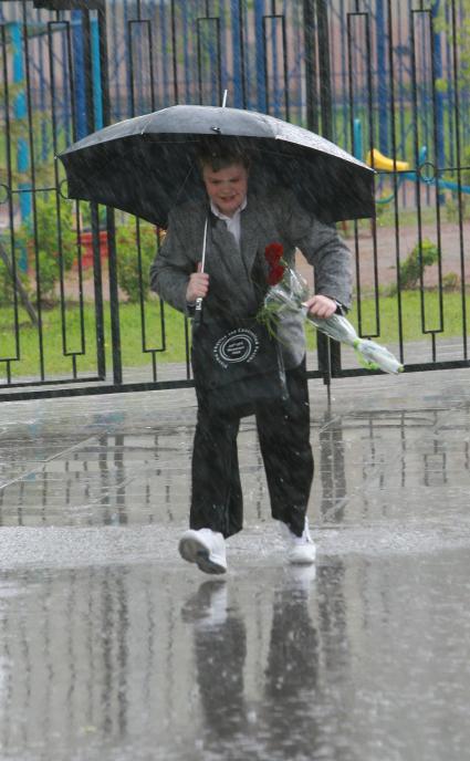 Последний звонок в московской школе, 25 мая 2010 года. Зонт. Дождь.