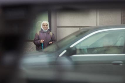 Жанровое фото с Тверской улицы, Москва, 17 июня 2010 года. Старуха. Пенсионер. Автомобиль. Водитель.