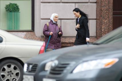 Жанровое фото с Тверской улицы, Москва, 17 июня 2010 года. Старые. Молодые. Старики. Молодежь.