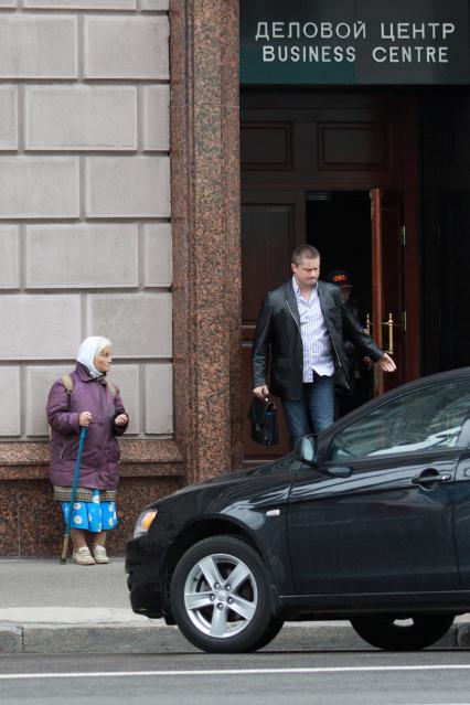 Жанровое фото с Тверской улицы, Москва, 17 июня 2010 года. Богатые. Бедные. Бизнес. Попрошайка. Деловой центр.