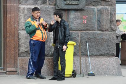 Жанровое фото с Тверской улицы, Москва, 17 июня 2010 года. Гастарбайтеры. Дворник. Уборка улиц. Коммунальное хозяйство.