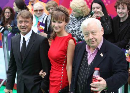 Дата: 17.06.2010, Время: 18:56. Открытие Московского Международного Кино Фестиваля. На снимке: слева направо Антон Табаков со своей супругой Анжеликой и отцом Олегом Табаковым.