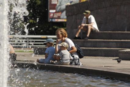 Москва. Городские зарисовки. Городской жанр, 21 июня 2010 года. Жара. Лето. Дети. Родители. Взрослые. Фонтан. Зной.