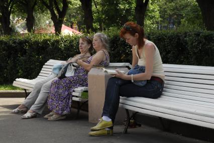 Москва. Городские зарисовки. Городской жанр, 21 июня 2010 года. Старики. Молодежь. Пенсия. Пенсионная реформа.