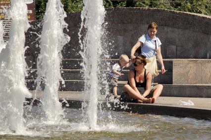 Москва. Городские зарисовки. Городской жанр, 21 июня 2010 года. Жара. Лето. Дети. Родители. Взрослые. Фонтан. Зной.