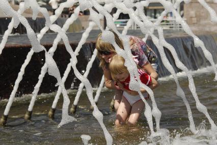 Москва. Городские зарисовки. Городской жанр, 21 июня 2010 года. Жара. Лето. Дети. Родители. Взрослые. Фонтан. Зной.