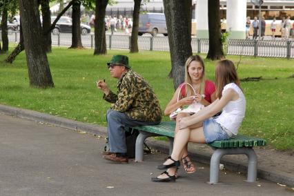 Москва. Городские зарисовки. Городской жанр, 21 июня 2010 года. Старики. Молодежь. Пенсия. Пенсионная реформа.