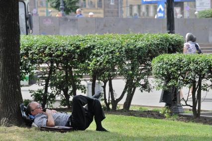 Жара в Москве, 23 июня 2010 года. Второй день в Москве температура поднимается выше 30 градусов. Климат. Погода. Потепление. Зной. Лето. Бизнес. Менеджер.