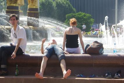 Жаркая погода в Москве, 27 июня 2010 года. В течение нескольких дней столбик термометра поднимается выше 30 градусов. Погода. Глобальное потепление. Лето. Зной. Фонтаны. Купание. ВВЦ (ВДНХ). Отдых.