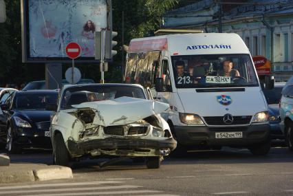 Разбитая машина на Петровском бульваре, 28 июня 2010 года. Авария. Авто. Газель. Маршрутка. Правила дорожного движения. Безопасность. Мерседес. Волга. Маршрутное такси. Пассажиры. Перевозка. Транспорт городской.