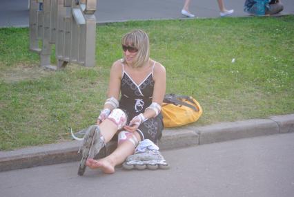 Жаркая погода в Москве, 27 июня 2010 года. В течение нескольких дней столбик термометра поднимается выше 30 градусов. Погода. Глобальное потепление. Лето. Роликовые коньки. Ролики. Развлечения. Травма. Катание. Девушка. Женщина. ВВЦ (ВДНХ). Отдых.