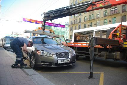 Эвакуация автомобиля Ягуар на Тверской улице, 28 июня 2010 года. Парковка. Стоянка. Автомобили. Эвакуатор. Jaguar.