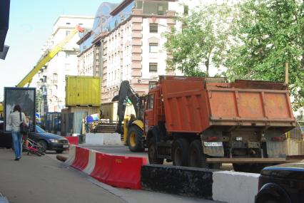 В результате дорожных работ улицу перекрыли, 28 июня 2010 года. Дорожные работы. Ремонт. Дорожная техника. Камаз. Проезда нет.