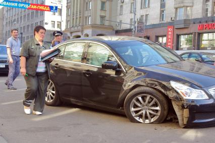 Авария на Тверском Бульваре, 28 июня 2010. Страховой случай. ОСАГО. КАСКО. Эвакуатор. Авария. ГАИ. Милиция.  Дорогое авто. Автомобиль разбитый.