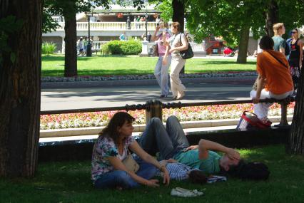 Жаркая погода в Москве, 29 июня 2010 года. В течение нескольких дней столбик термометра поднимается выше 30 градусов. Погода. Глобальное потепление. Лето. Зной. Отдых. Женщина. Семья.Тень. Дети.