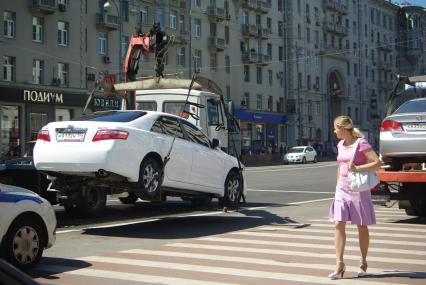 Прохожие смотрят как на Тверском бульваре эвакуируют автомобиль, 29 июня 2010 года. Автомобиль. Эвакуация. Погрузчик. Девушка.  Милиция. ГАИ. ГИБДД. Тойота. Парковка.