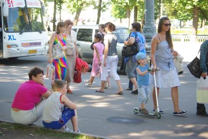 Мальчик с завистью смотрит на самокат, 29 июня 2010 года. Дети. Родители и дети. Детская зависть. Мечта. Самокат. Развлечения. Детство.