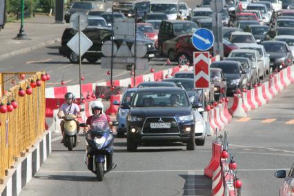 Ситуация с автомобильными пробками  в Москве, 2 июля 2010 года. Котельническая набережная, Устьинский мост. Ремонт. Дорога. Автомобили. Затор. Автомобильная пробка. Дорожные знаки. Ремонтные работы. Ограничение скорости. Объезд.