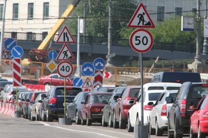 Ситуация с автомобильными пробками  в Москве, 2 июля 2010 года. Котельническая набережная, Устьинский мост. Ремонт. Дорога. Автомобили. Затор. Автомобильная пробка. Дорожные знаки. Ремонтные работы. Ограничение скорости. Объезд.