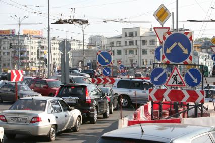 Ситуация с автомобильными пробками  в Москве, 2 июля 2010 года. Площадь Белорусского вокзала. Ремонт. Дорога. Автомобили. Затор. Автомобильная пробка. Дорожные знаки. Ремонтные работы. Ограничение скорости. Объезд.