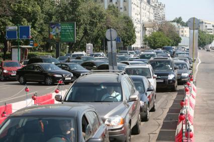 Ситуация с автомобильными пробками  в Москве, 2 июля 2010 года. Ремонт. Дорога. Автомобили. Затор. Автомобильная пробка.