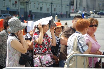 Иностранные туристы в Москве, 2 июля 2010 года. Иностранцы. Туризм. Турист.