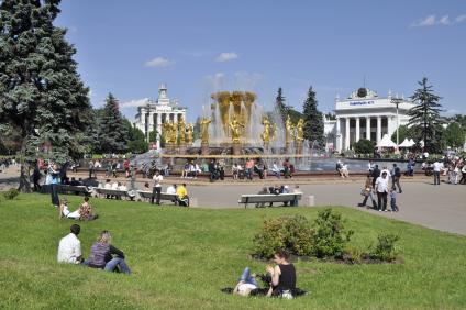 Фонтан \"Дружба народов\" на ВВЦ (ВДНХ). Этот фонтан является одной из визитных карточек не только ВДНХ (ВВЦ), но и наверное всей Москвы, в частности её советского периода. До весны 1954 г. фонтан назывался \"Золотой сноп\" (или просто \"Сноп\"). Своё нынешнее и единственно повсеместно известно название получил непосредственно перед открытием ВСХВ в августе 1954 г. Архитекторы К.Т. Топуридзе и Г.Д. Константиновский, открытие состоялось в 1954 г. Высота двух тысяч струй фонтана достигает 24 м, объём чаши - 4000 куб.м.