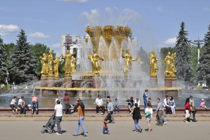 Фонтан \"Дружба народов\" на ВВЦ (ВДНХ). Этот фонтан является одной из визитных карточек не только ВДНХ (ВВЦ), но и наверное всей Москвы, в частности её советского периода. До весны 1954 г. фонтан назывался \"Золотой сноп\" (или просто \"Сноп\"). Своё нынешнее и единственно повсеместно известно название получил непосредственно перед открытием ВСХВ в августе 1954 г. Архитекторы К.Т. Топуридзе и Г.Д. Константиновский, открытие состоялось в 1954 г. Высота двух тысяч струй фонтана достигает 24 м, объём чаши - 4000 куб.м.