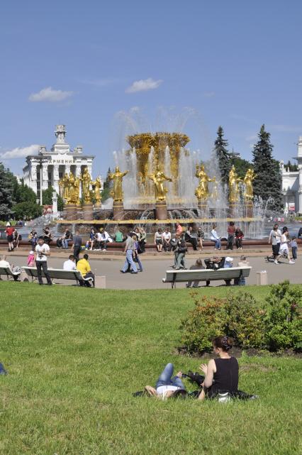 Фонтан \"Дружба народов\" на ВВЦ (ВДНХ). Этот фонтан является одной из визитных карточек не только ВДНХ (ВВЦ), но и наверное всей Москвы, в частности её советского периода. До весны 1954 г. фонтан назывался \"Золотой сноп\" (или просто \"Сноп\"). Своё нынешнее и единственно повсеместно известно название получил непосредственно перед открытием ВСХВ в августе 1954 г. Архитекторы К.Т. Топуридзе и Г.Д. Константиновский, открытие состоялось в 1954 г. Высота двух тысяч струй фонтана достигает 24 м, объём чаши - 4000 куб.м.