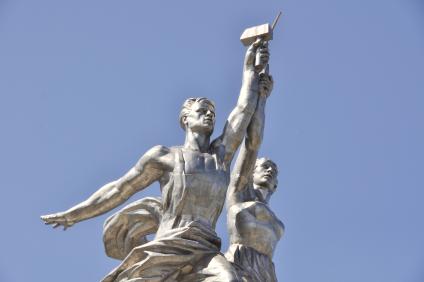 Рабочий и колхозница - памятник монументального искусства, идеал и символ советской эпохи . Автор - Вера Мухина; концепция и композиционный замысел архитектора Бориса Иофана. Монумент выполнен из нержавеющей хромоникелевой стали. Высота около 25 м (высота павильона-постамента . 33 м). Общий вес . 185 тонн. Изначально скульптура создавалась для советского павильона на Всемирной выставке в Париже в 1937 году. В январе-августе 1939 скульптура была реконструирована и установлена на постаменте перед Северным входом на ВСХВ (ныне ВВЦ). В 2003 году монумент был разобран на 40 фрагментов. В конце 2005 г. началась реставрация, 28 ноября 2009 года скульптура была установлена на новый специально возведённый для неё павильон-постамент.