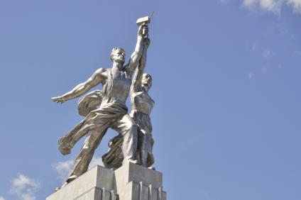 Рабочий и колхозница - памятник монументального искусства, идеал и символ советской эпохи . Автор - Вера Мухина; концепция и композиционный замысел архитектора Бориса Иофана. Монумент выполнен из нержавеющей хромоникелевой стали. Высота около 25 м (высота павильона-постамента . 33 м). Общий вес . 185 тонн. Изначально скульптура создавалась для советского павильона на Всемирной выставке в Париже в 1937 году. В январе-августе 1939 скульптура была реконструирована и установлена на постаменте перед Северным входом на ВСХВ (ныне ВВЦ). В 2003 году монумент был разобран на 40 фрагментов. В конце 2005 г. началась реставрация, 28 ноября 2009 года скульптура была установлена на новый специально возведённый для неё павильон-постамент.
