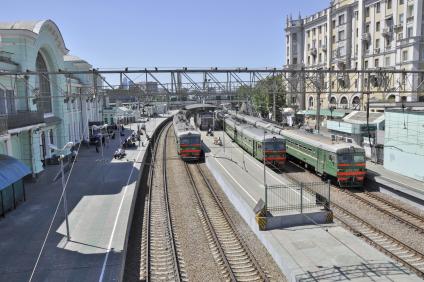 Поезда на перроне Белорусского вокзала.
