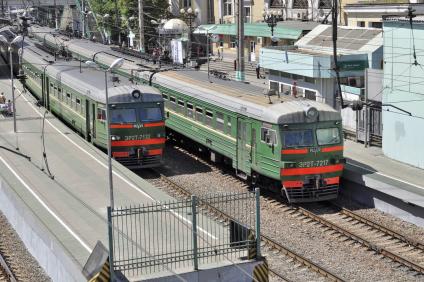 Поезда на перроне Белорусского вокзала.