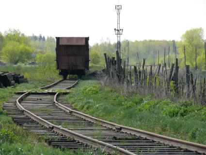 Старый вагон в железнодорожном тупике.