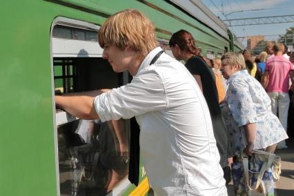 Пригородные электрички на Курском вокзале, 5 июля 2010 года. Пассажиры. Транспорт железнодорожный. Электричка. Толпа. Давка. Перрон.