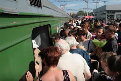 Пригородные электрички на Курском вокзале, 5 июля 2010 года. Пассажиры. Транспорт железнодорожный. Электричка. Толпа. Давка. Перрон.