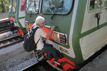 Пригородные электрички на Курском вокзале, 5 июля 2010 года. Пассажиры. Транспорт железнодорожный. Электричка. Безбилетники. Зайцы. Перрон.