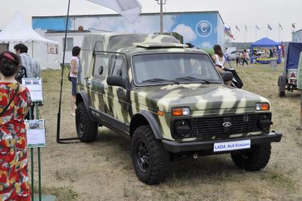 03.07.2010 Бронированный автомобиль LADA 4х4 \'\'Комдив\". Международный форум \"Технологии в Машиностроении - 2010\" в Жуковском.