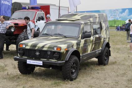 03.07.2010 Бронированный автомобиль LADA 4х4 \'\'Комдив\". Международный форум \"Технологии в Машиностроении - 2010\" в Жуковском.