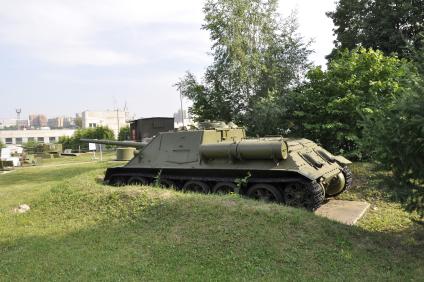 26.06.2010 СУ-100 из экспозиции музея военной техники на Поклонной горе. СУ-100 . советская самоходно-артиллерийская установка (САУ) периода Второй мировой войны, класса истребителей танков, средняя по массе. Была создана на базе среднего танка Т-34-85 конструкторским бюро Уралмашзавода в конце 1943 . начале 1944 года