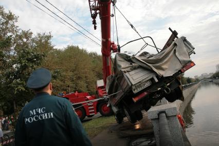 Авария автомобиля \"Газель\" на Семеновской набережной, в районе реки Яуза, 6 июля 2010 года.
В результате аварии автомобиль пробил ограждения и упал в воду.