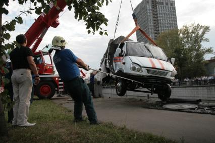 Авария автомобиля \"Газель\" на Семеновской набережной, в районе реки Яуза, 6 июля 2010 года.
В результате аварии автомобиль пробил ограждения и упал в воду.