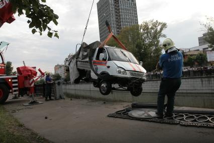 Авария автомобиля \"Газель\" на Семеновской набережной, в районе реки Яуза, 6 июля 2010 года.
В результате аварии автомобиль пробил ограждения и упал в воду.