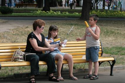 Парк им. Горького, Отдыхающие люди в Парке. 6 июля 2010 г.