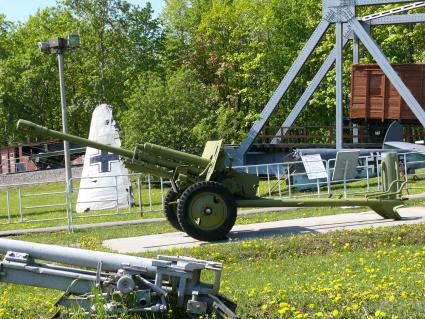 18.07.2009 76-мм дивизионная пушка образца 1942 года (ЗИС-3, Индекс ГАУ - 52-П-354У) - 76,2-мм советская дивизионная и противотанковая пушка. Главный конструктор . В. Г. Грабин, головное предприятие по производству . артиллерийский завод   92 в городе Горьком. ЗИС-3 стала самым массовым советским артиллерийским орудием, выпускавшимся в годы ВОВ.