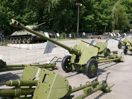 18.07.2009 85-мм дивизионная пушка Д-44 . советское артиллерийское орудие. Разработана в КБ завода 9 ( Уралмаш ) под рук. гл. конструктора Ф. Ф. Петрова во второй пол. 1944 г. после ряда доработок прошла гос. испытания. Была принята на вооруж. в 1946 году. Д-44 находится на вооружении ВС РФ по настоящее время.
