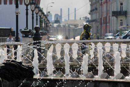 Жаркая погода в Москве, 12 июля 2010 года. Жара. Лето. Глобальное потепление. Климат. Фонтан. Саперы. Взрывотехники. Взрывчатка. ФСБ. ГУВД.