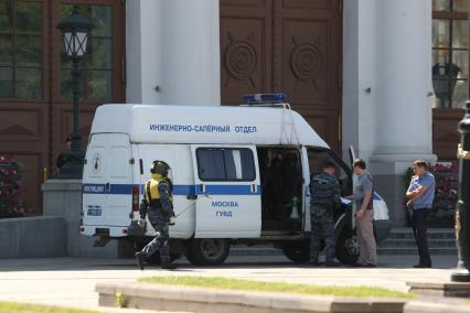 Жаркая погода в Москве, 12 июля 2010 года. Жара. Лето. Глобальное потепление. Климат. Фонтан. Саперы. Взрывотехники. Взрывчатка. ФСБ. ГУВД.