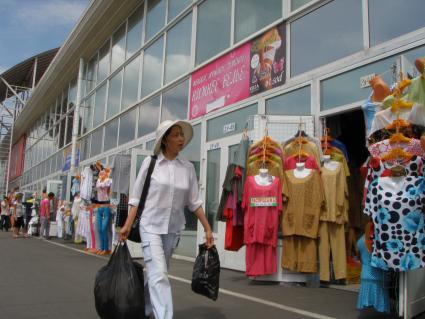 Торговля одеждой и аксессуарами в торгово-ярмарочном комплексе \"Москва\", 7 июля 2010 года. Китайцы. Контрафакт. Ширпотреб. Одежда. Иммигранты.