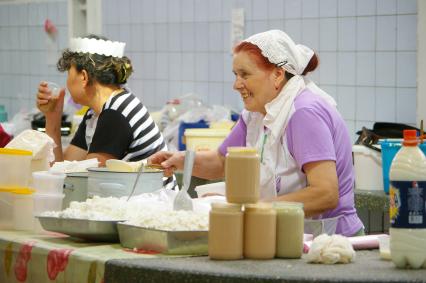 Торговля свежими молочными продуктами на рынке, 19 июня 2009 года. Торговля. Продажа. Творог. Сметана. Масло топленое. Молоко.  Продукты. Еда. Торговка. Работа.